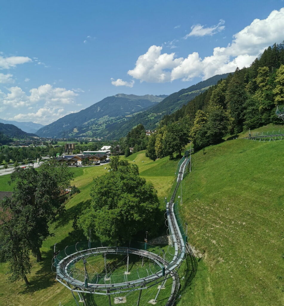 Sommerrodelbahn Zillertal: Der Blick auf einen Teil der Arena Coaster Rodelbahn samt Berge