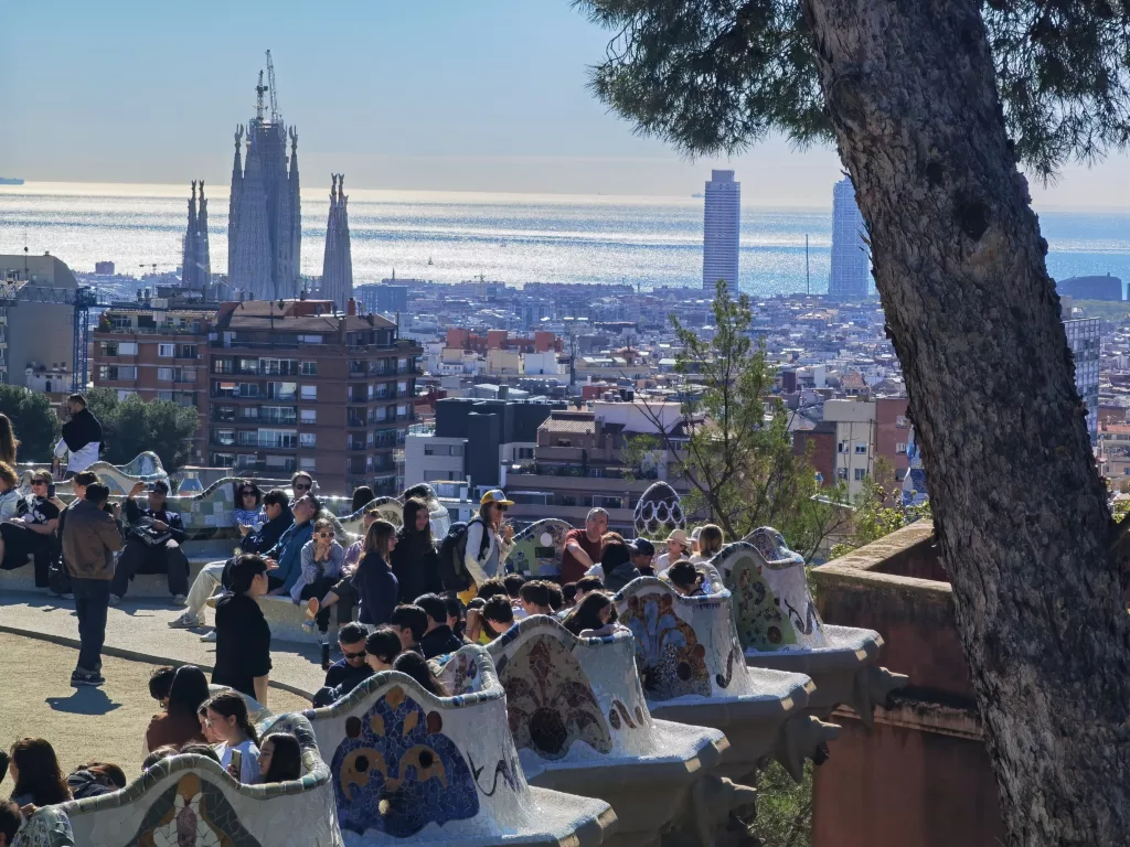 Ausblick von der berühmten Bank mit Blick auf das Meer im Familienurlaub Barcelona