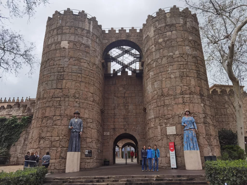 Besuch des Poble Espanyol in Barcelona mit Kindern