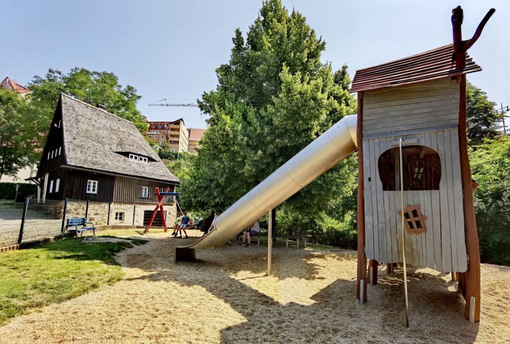 Der Spielplatz in Bautzen direkt neben dem Hexenhäuschen