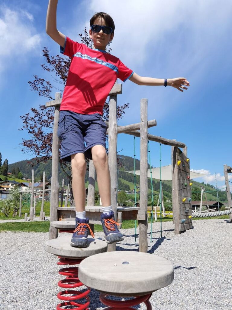 Das ist ein Teil des Niederseilgarten im Drachenpark Wildschönau. Es gibt aber noch mehr Spielgeräte.