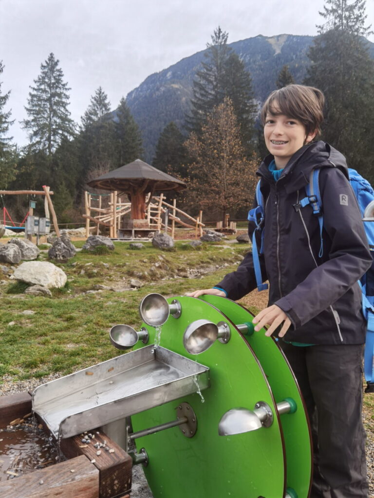 Gleich am Beginn der leichten Wanderung: Der tolle Spielplatz in Farchant