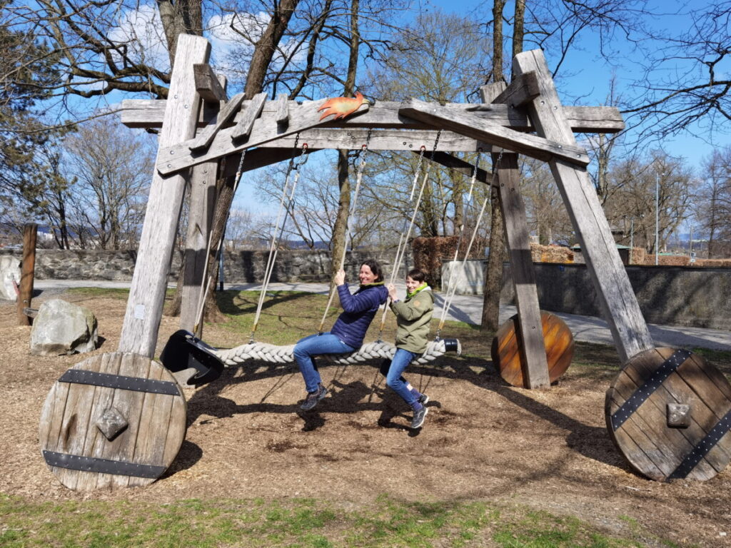 Unser Tipp für einen Spielplatz in Kempten mit Kindern: Der Ritterspielplatz auf der Burghalde!