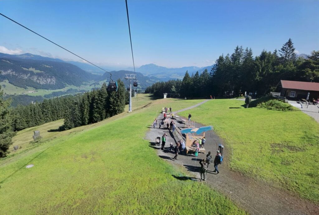 Ausblick aus der Gondel auf die erste Station der Kugelabhen - dem hochgelegenen Spielplatz in Oberstdorf