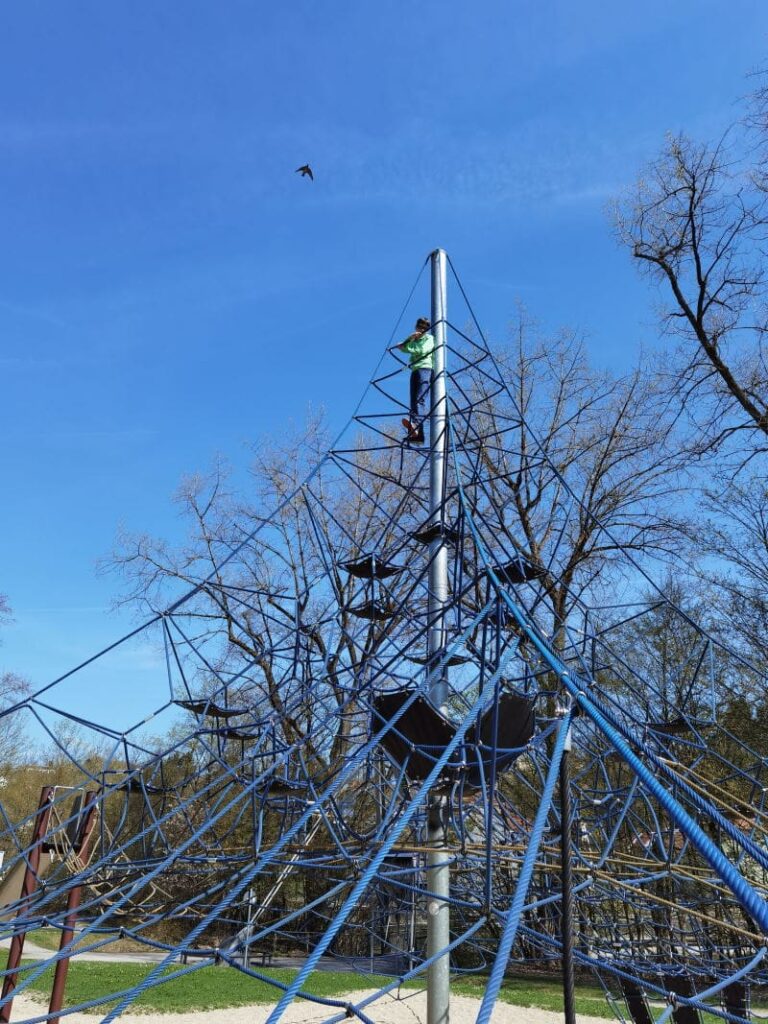 Spielplatz Passau mit großem Kletterturm