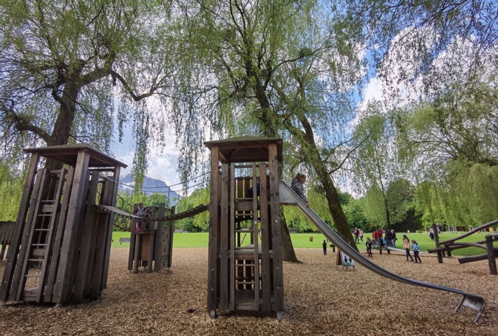 Größter Spielplatz Salzburg im Park von Schloss Hellbrunn