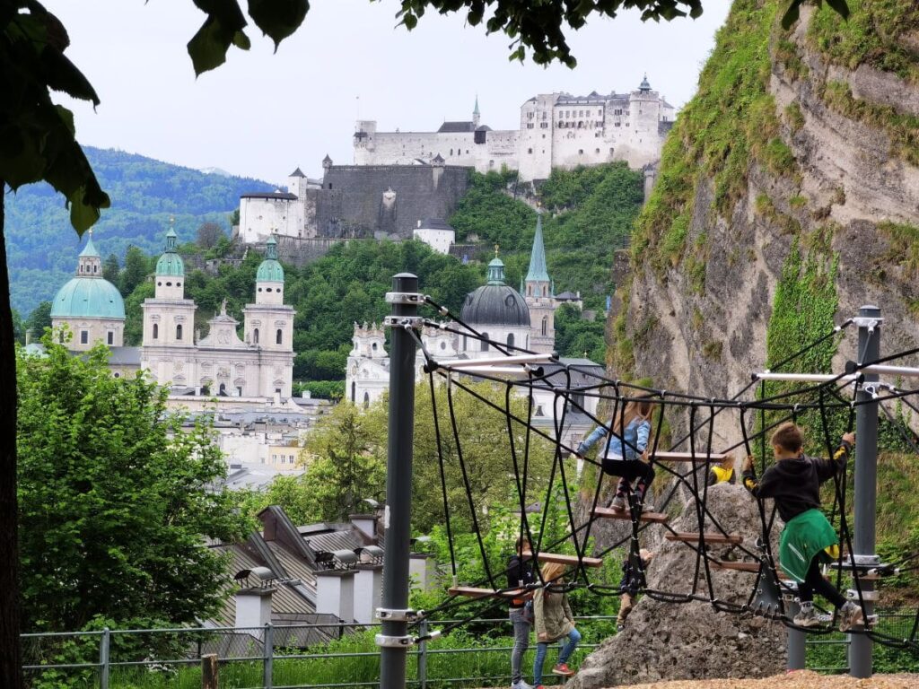 Spielplatz Salzburg mit dem besten Panorama auf die Stadt