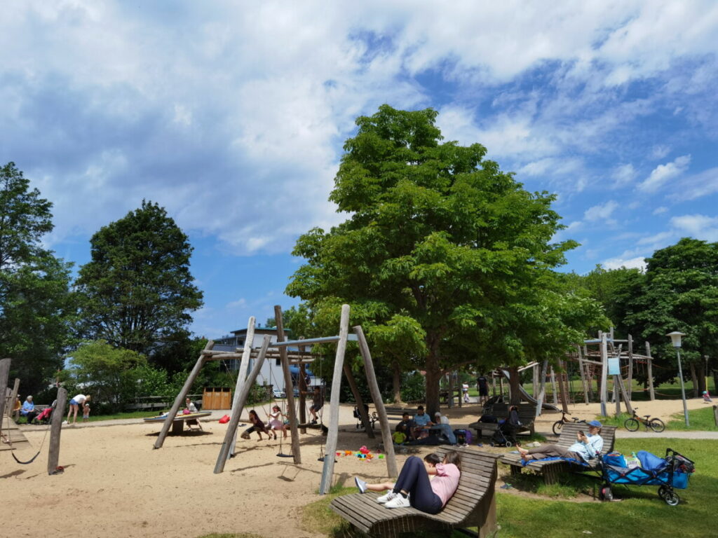 Besuch unbedingt den Spielplatz Schliersee! Ein toller Ort am Schliersee mit Kindern, ohne Eintritt.