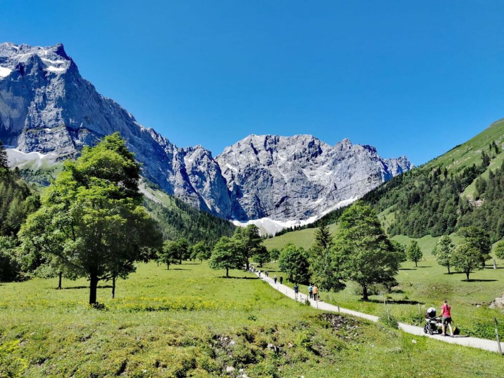 Kurzer Spaziergang zum Spielplatz Tirol - auch mit Kinderwagen möglich