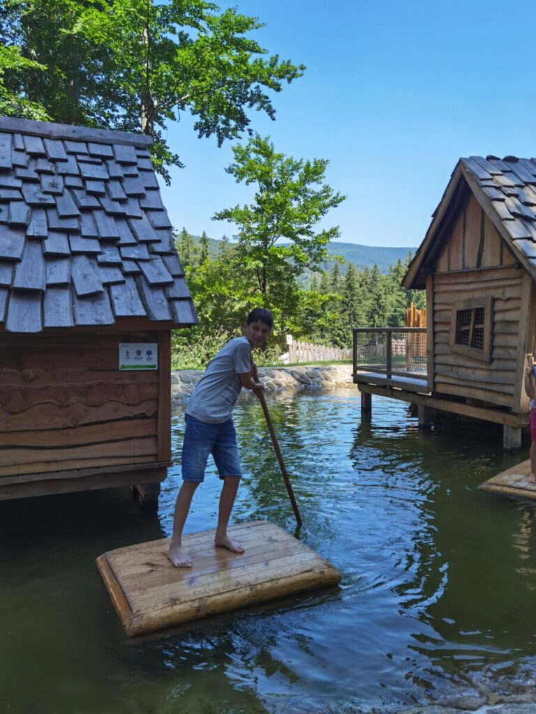 Außergewöhnliches Ausflugsziel in Tschechien mit Kindern: Mit dem Floß geht´s über den kleinen See in Ostböhmen