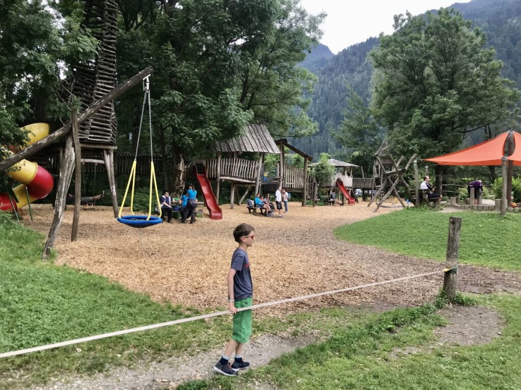 Der Schlitterer See ist direkt neben dem Spielplatz im Zillertal