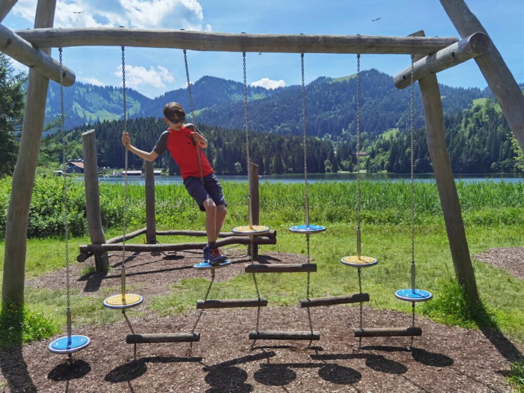 Noch ein Bergsee Ausflug vom Familienhotel Bayrischzell - erst Rundwanderung um den See, dann Pause am Spielplatz