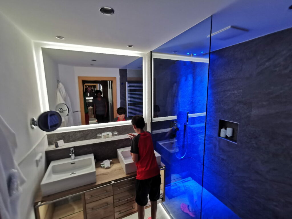 Die Dusche mit der blauen LED Beleuchtung hat es den Kindern angetan!