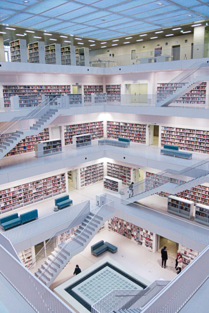 Ab in die Stadtbibliothek Stuttgart bei Regenwetter