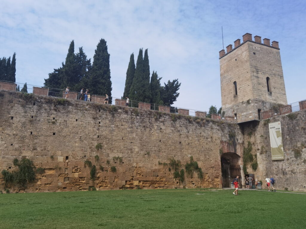 Einer unserer Geheimtipps für Pisa mit Kindern: Vom Platz der Wunder kannst auf die Stadtmauer hinauf