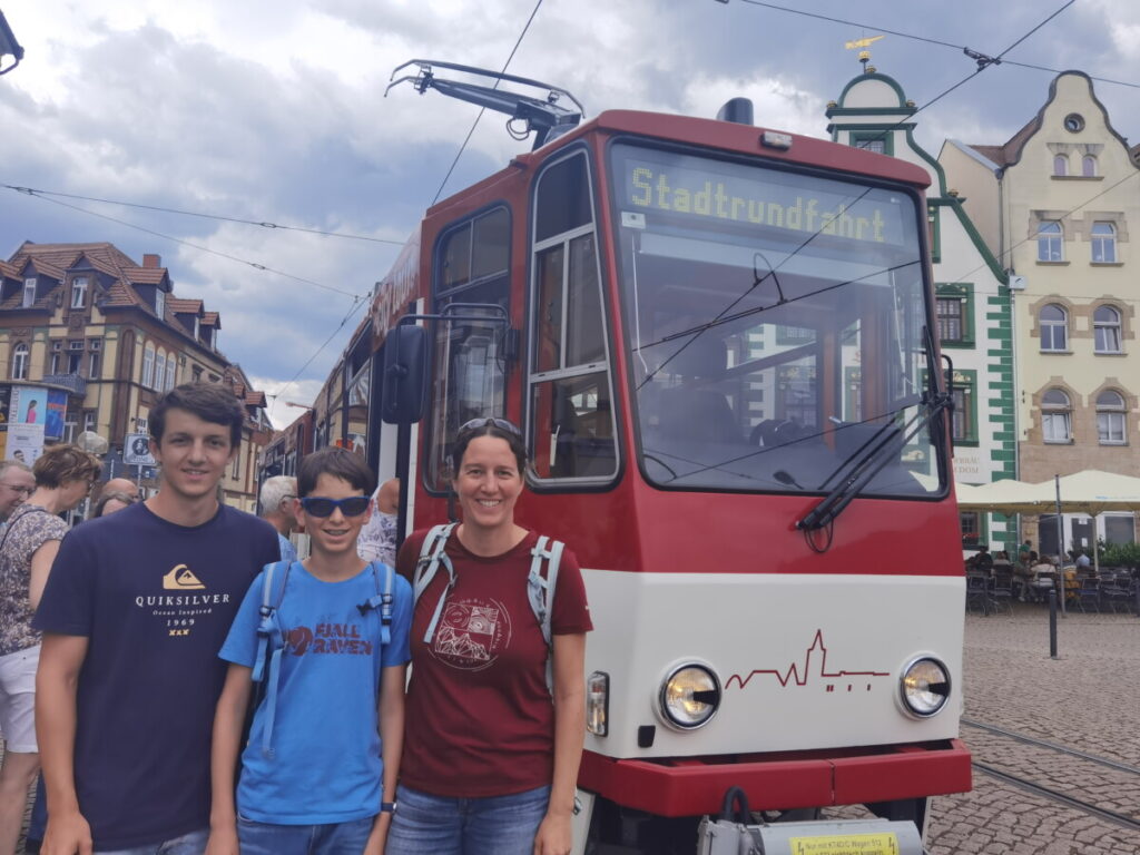 Sehr lohnen in Erfurt mit Kindern: Die Stadtrundfahrt mit der historischen Straßenbahn