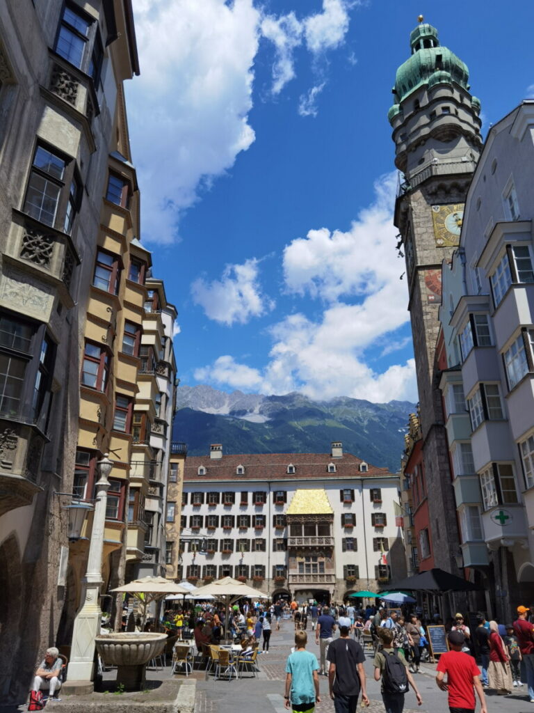 Städtereise Österreich: In der historischen Altstadt von Innsbruck, umgeben von 2000 Meter hohen Bergen