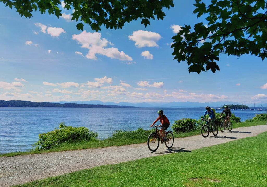 Eben und direkt am See - so schön ist es am Starnberger See zum Radfahren mit Kindern