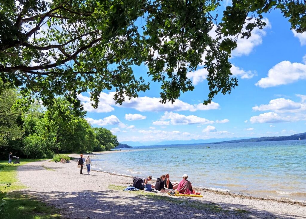 Mit Ausblick am Starnberger See baden - hier in Percha am Kiesstrand