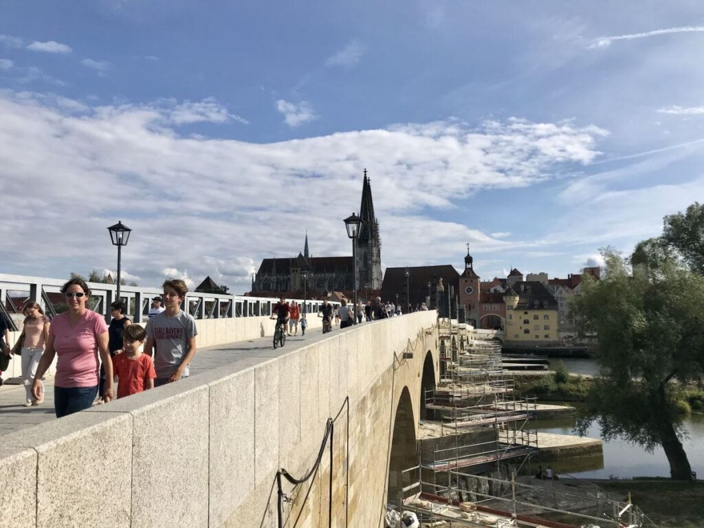 Regensburg mit Kindern - über die Steinerne Brücke in die Altstadt Regensburg