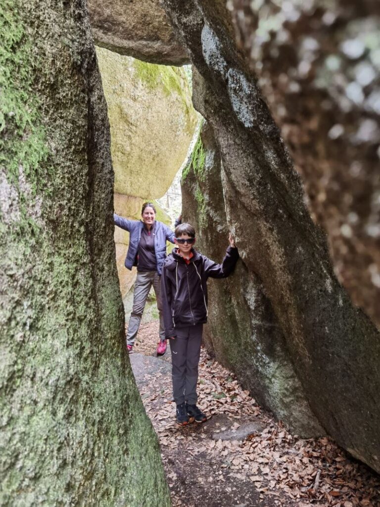 Naturwunder Steinernes Kirchlein - schmale Felsen bilden eine Höhle und sind der perfekte Abenteuerspielplatz