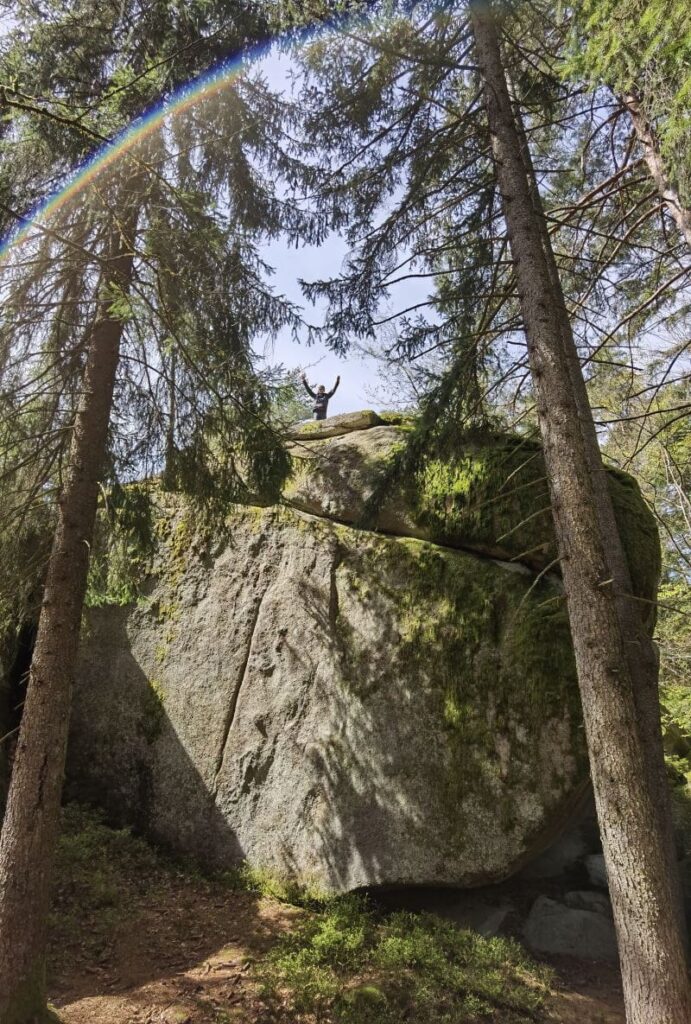 Steinernes Kirchlein wandern und auf die Felsen klettern - das gefällt unseren Kindern