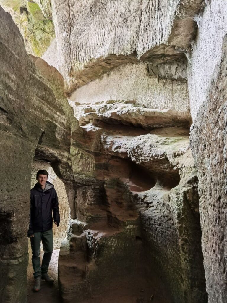 Du kannst hinter der Bühne im Steinernen Theater durch diese Felsengänge schlüpfen - ein Paradies für Kinder