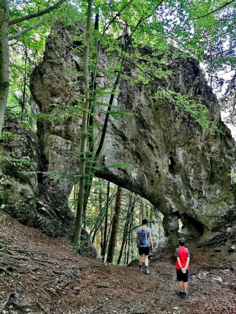 Oberhalb von der Klamm erreichen wir das riesige Steintor