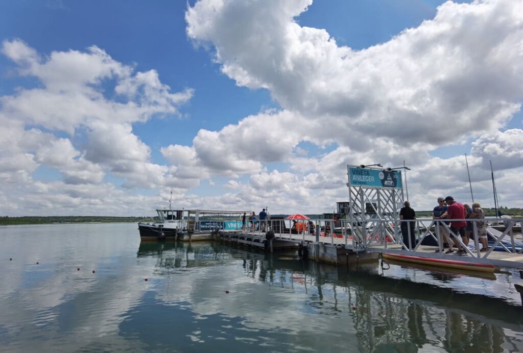 Der Bootsanleger am Störmthaler See - hier startet dir Tour zur Vineta