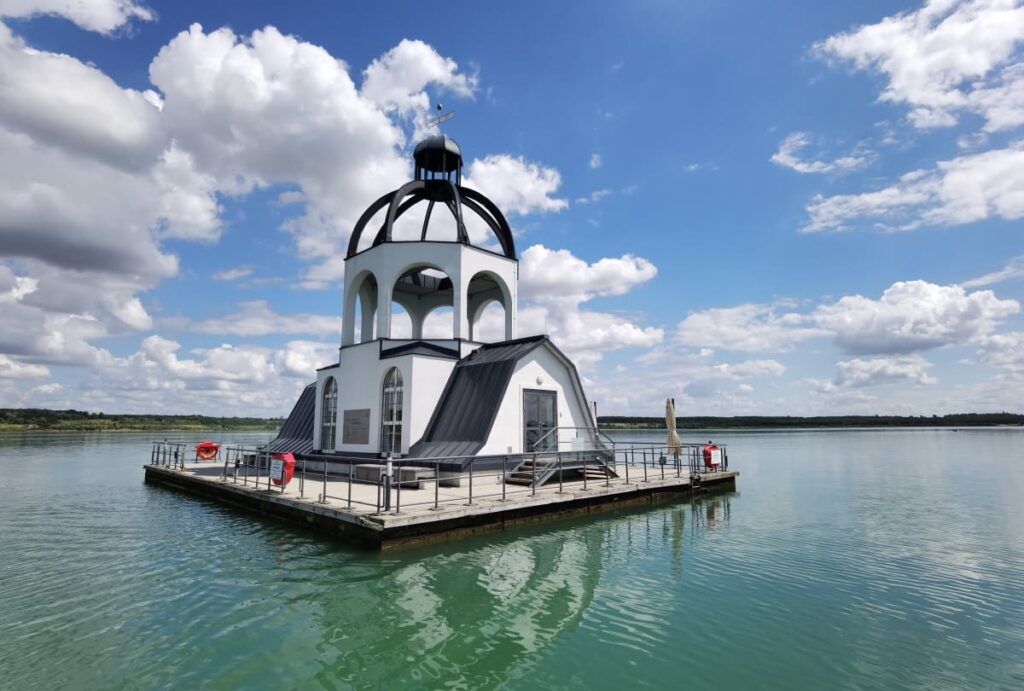 Sehenswürdigkeiten im Leipzig Neuseenland: Vineta Störmthaler See - nur als Ausflug mit dem Boot zu erreichen