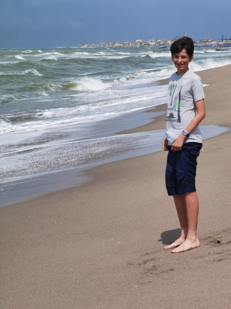 Strand Toskana mit Kindern: Marina de Pisa hat Sandstrand und den Strand mit weißen Steinen
