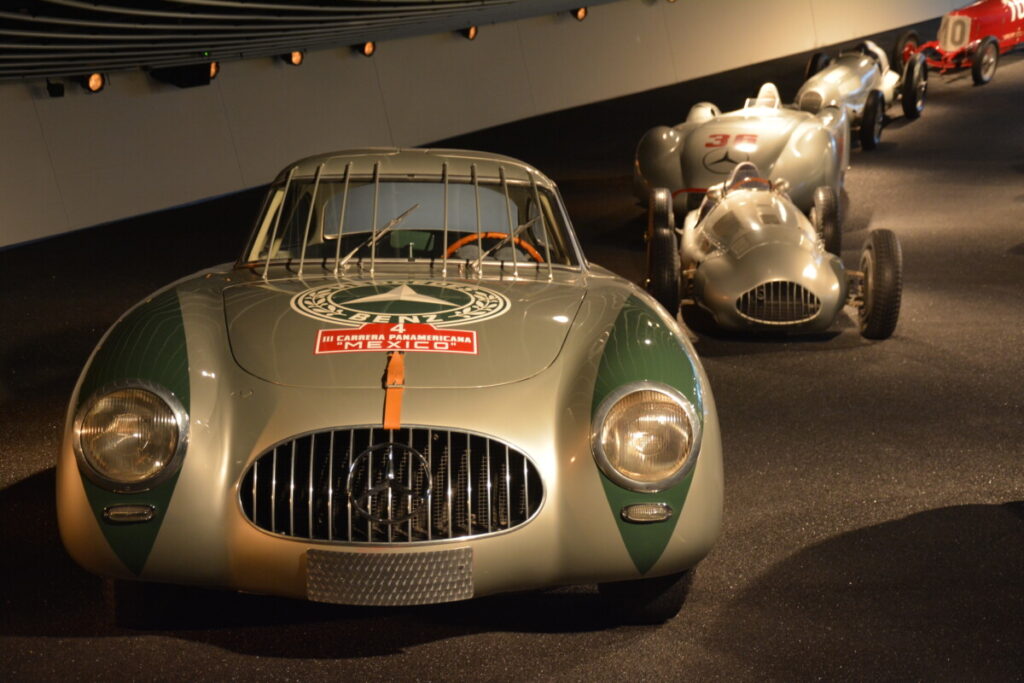 Das Mercedes Benz Museum ist kurzweilig in Stuttgart bei Regen, sehr viel zu sehen!