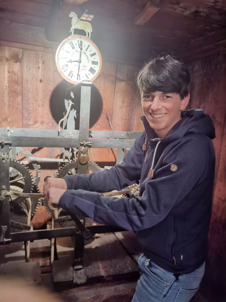 Das alte Uhrwerk kann noch mechanisch aufgezogen werden