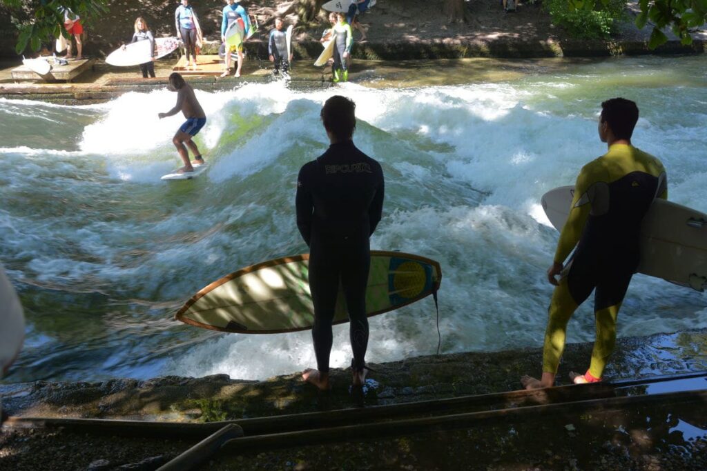 Einzigartig in München mit Kindern: Die Surferwelche am Eisbach