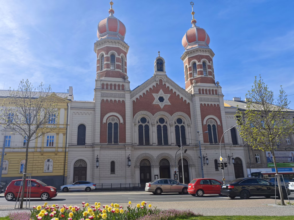 Stadtrundgang Pilsen mit Kindern - bei der riesigen Synagoge