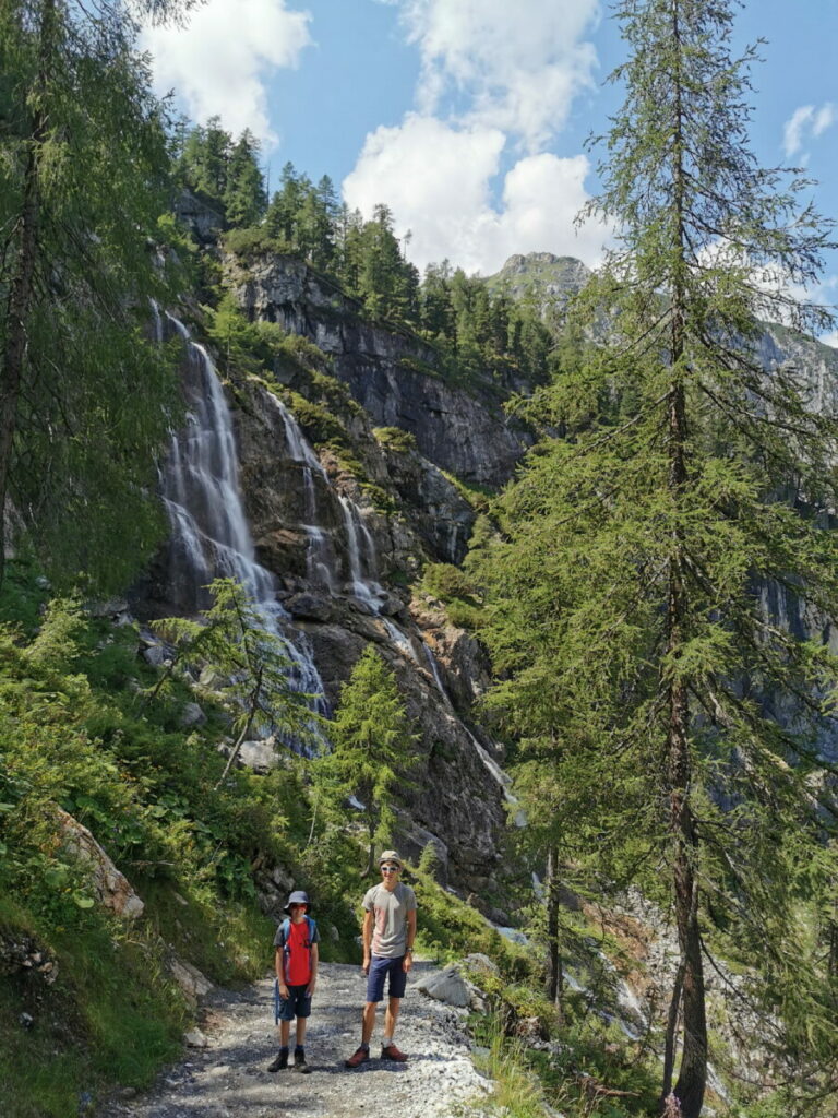 Die Tappenkarsee Wanderung führt an diesem Wasserfall vorbei