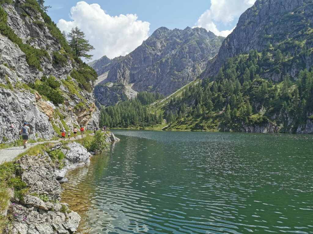 Die Tappenkarsee Wanderung: Am Ufer entlang zur Alm und zur Hütte