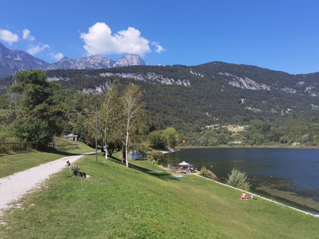 Der Terlago See im Valle dei Laghi mit Lake Line zum Wakeboarden und großer Liegewiese zum Baden