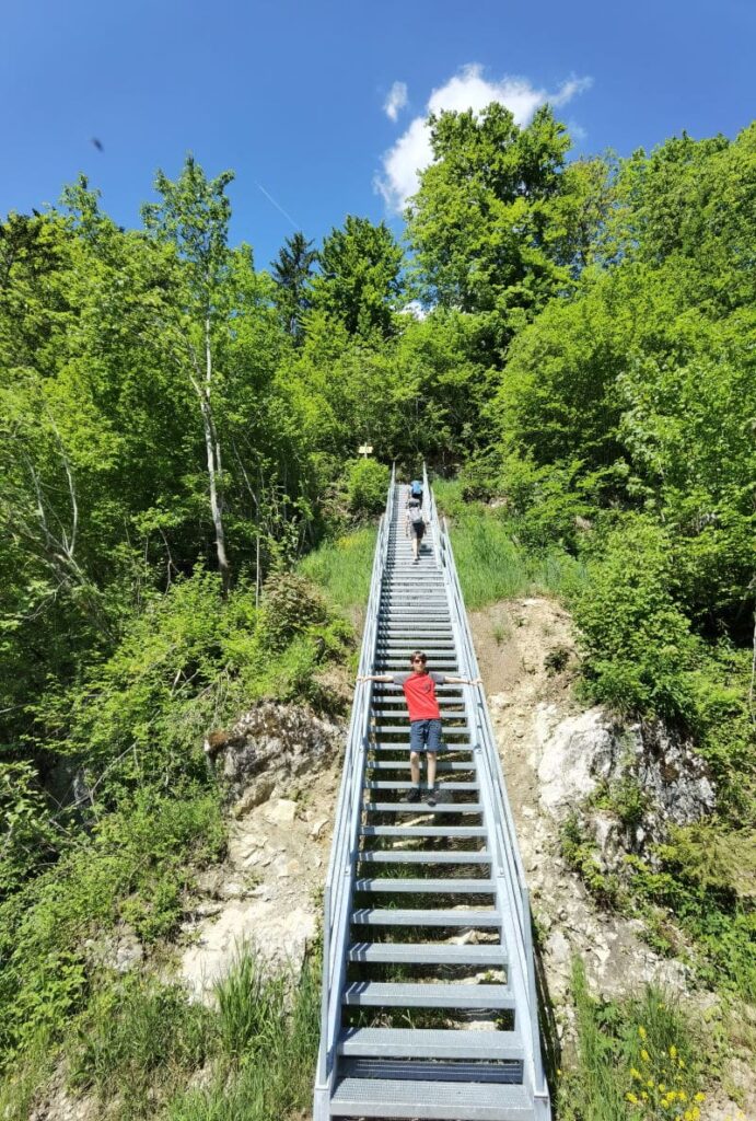 Walchsee mit Kindern Ausflug zur Teufelsbrücke Kössen - 69 Stufen hinauf zum Schmugglerpfad wandern