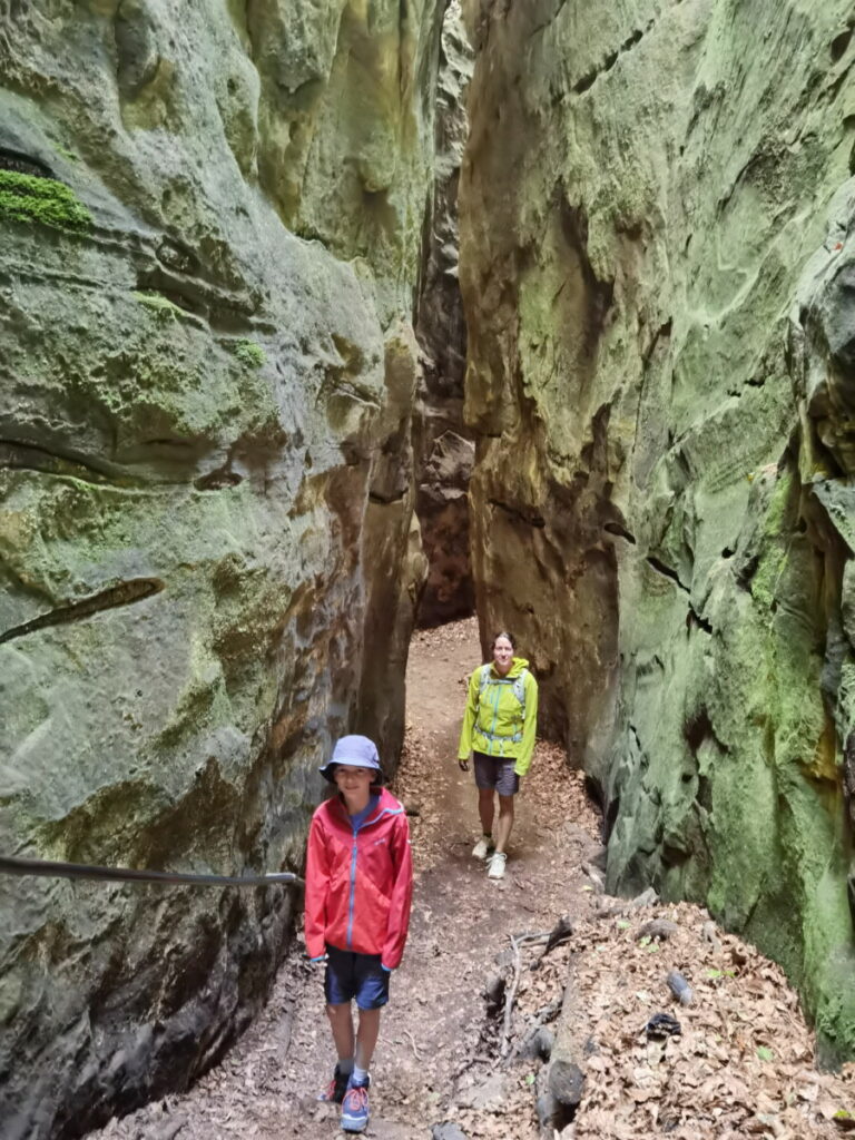 Teufelsschlucht Eifel mit Kindern - dich erwarten imposante Felsschluchten