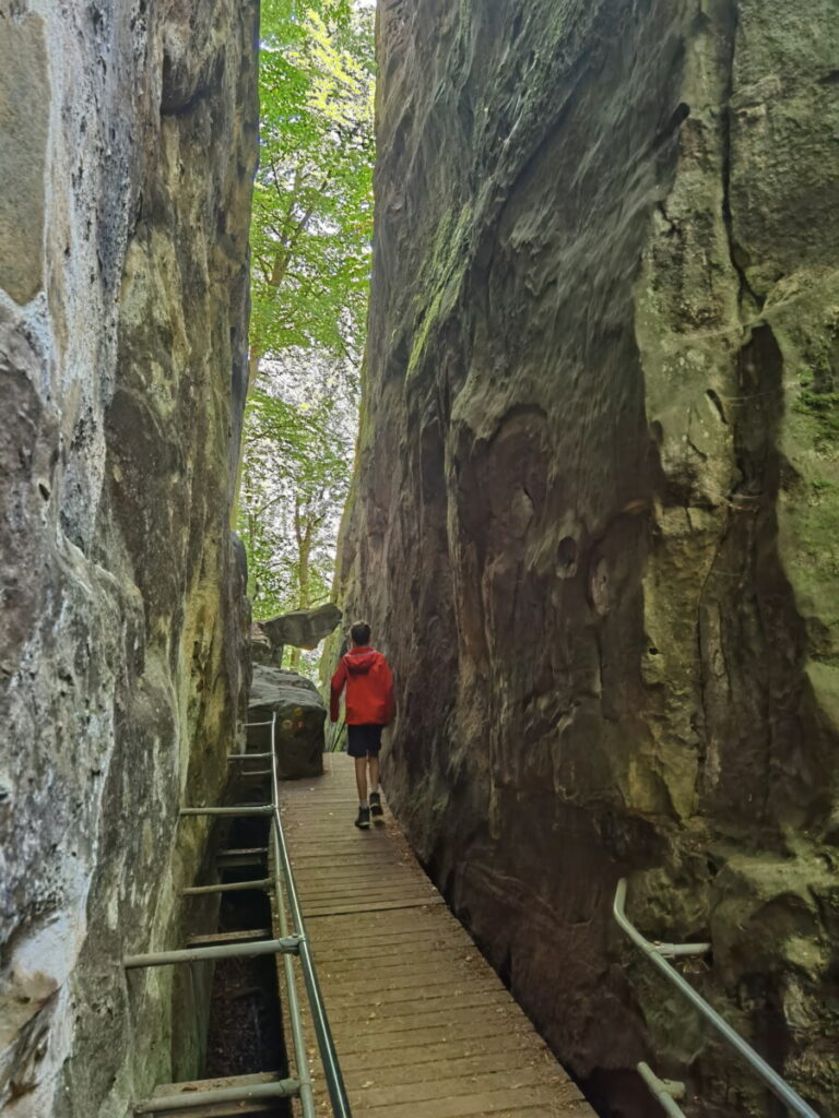 Schmal ist der Steig zwischen den Felsen der Teufelsschlucht