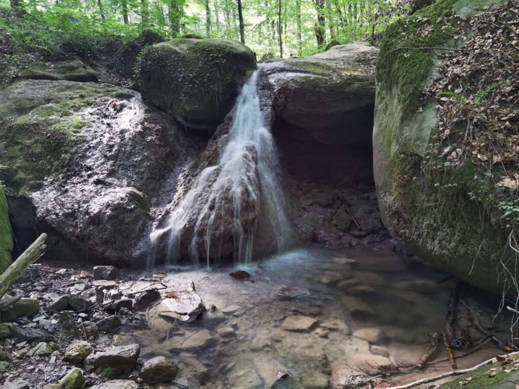 Am Hälbach entlang führt die Teufelsschlucht Wanderung