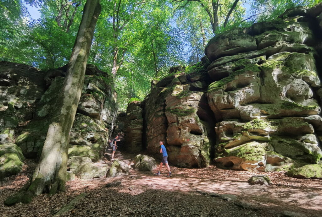 Durch die Felsriffe in der Teufelschlucht wandern mit Kindern