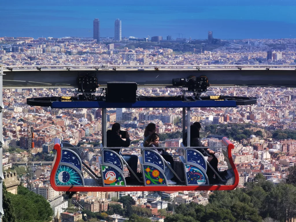 Freizeitspaß in Barcelona mit Kindern - mit den Fahrgeschäften im Freizeitpark Tibidabo