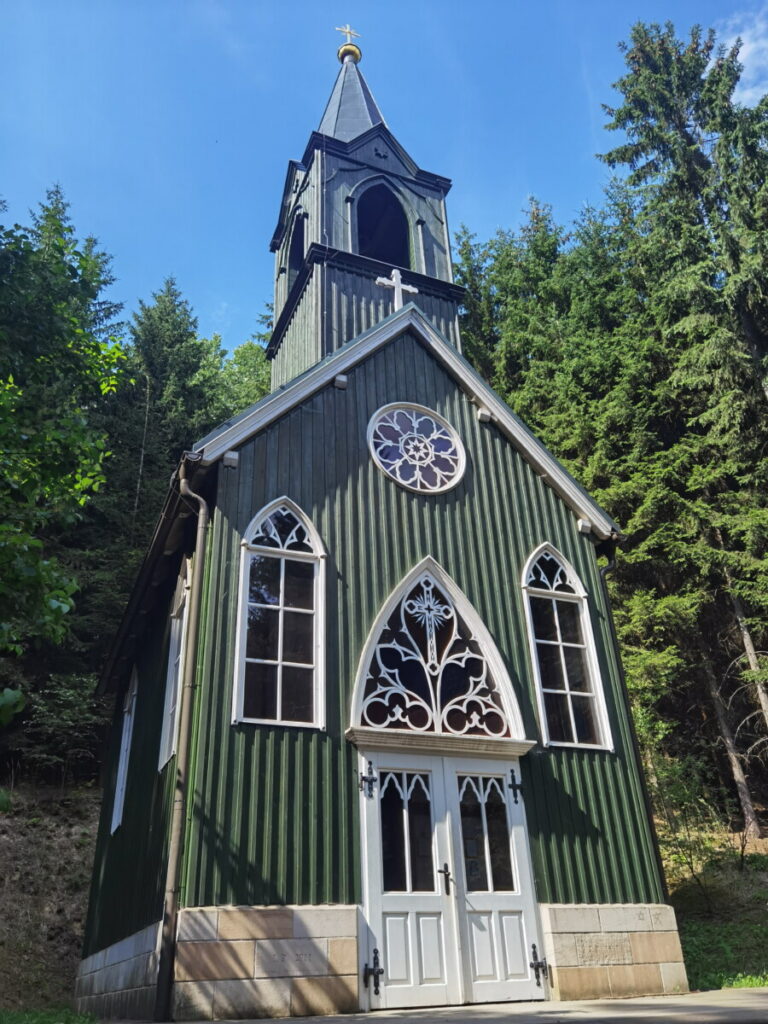 Die Ticháček Kapelle wirkt mit dem bunten Holz sehr schön, unten die Bilder des Innenraums