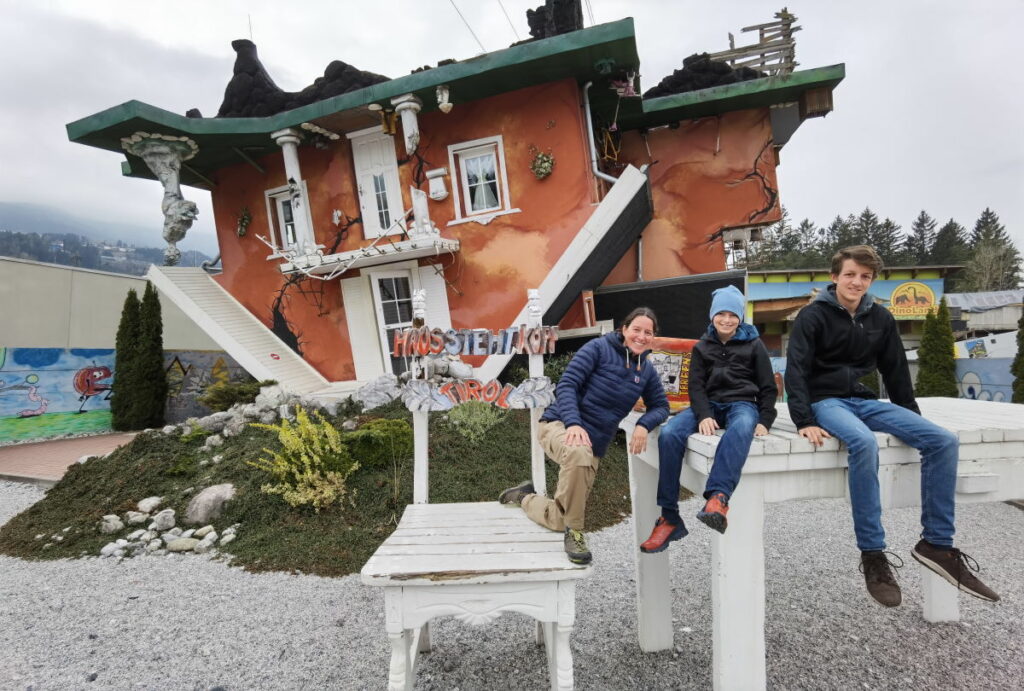 Haus steht Kopf - Fotomotiv von außen und von innen