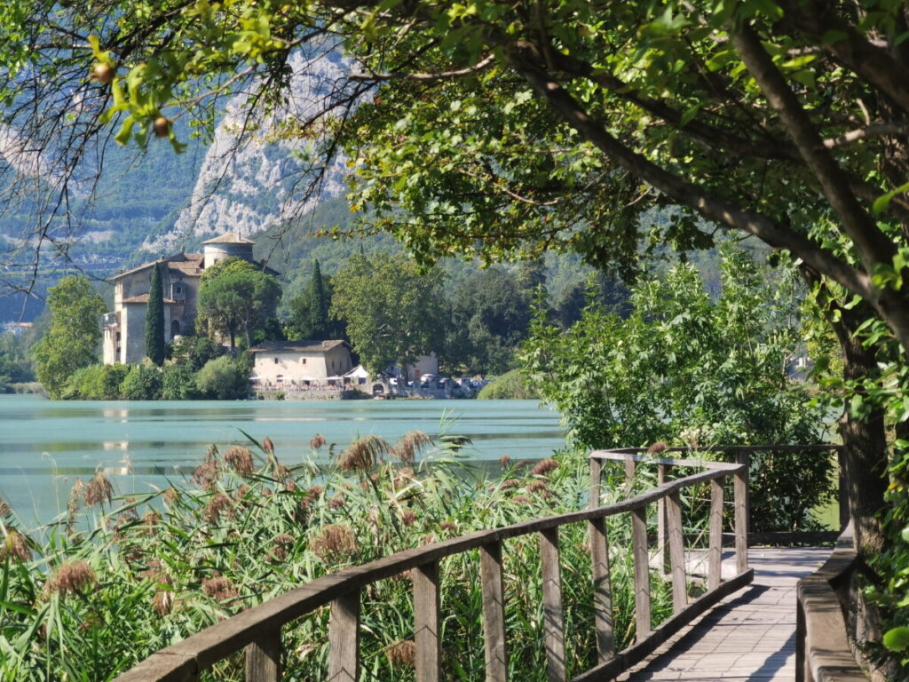 Am Tobliner See führt ein Wanderweg entlang des Westufers