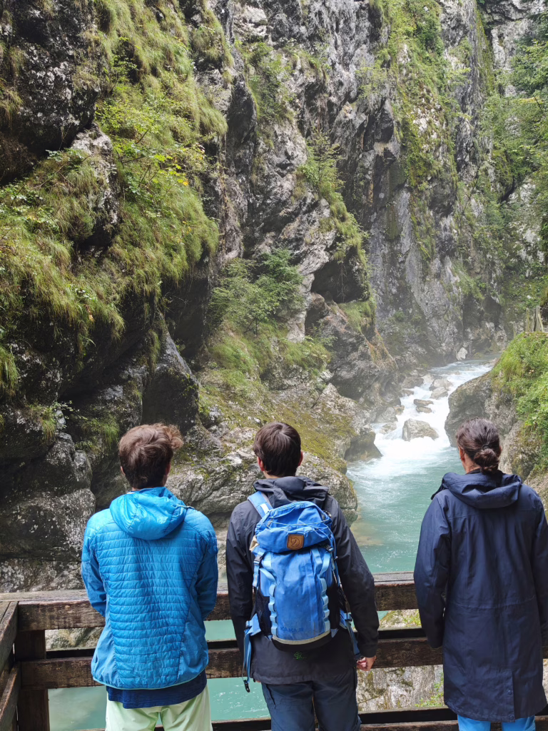 Ausblick auf das türkise Wasser in den Tolminer Klammen