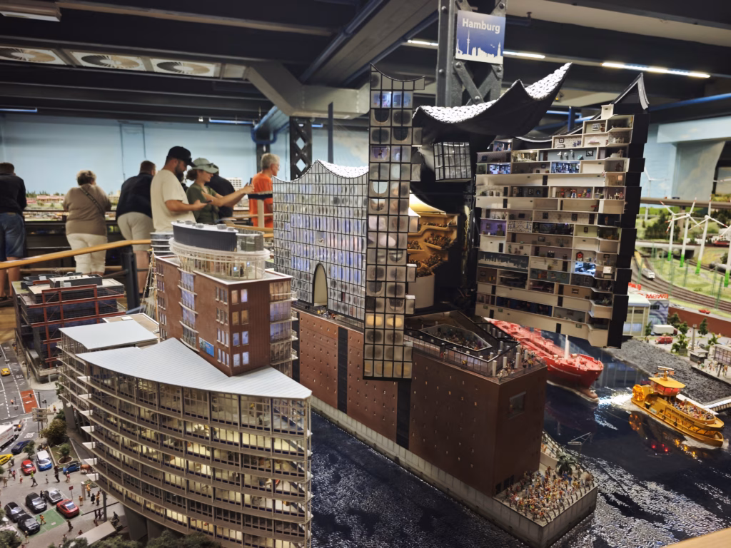 Top Ausflugsziel Hamburg mit Kindern - das Miniaturwunderland mit dem Blick in die Elbphilharmonie