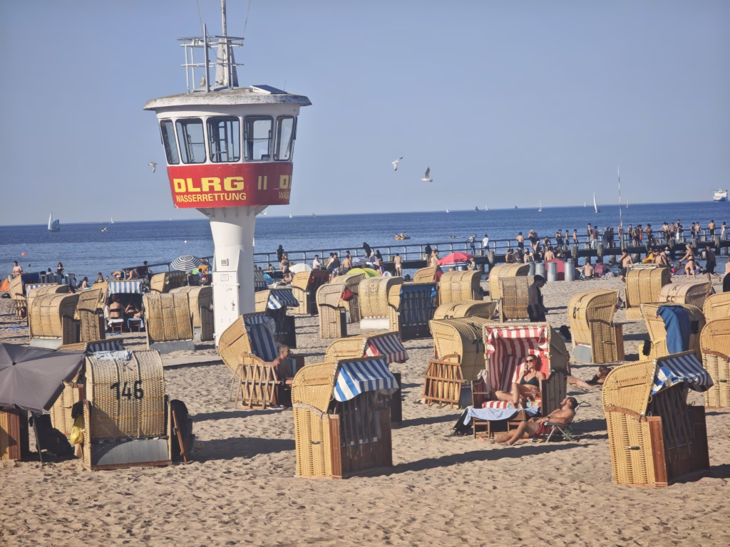 Der Strand in Travemünde mit Kindern - viele Strandkörbe am Sandstrand